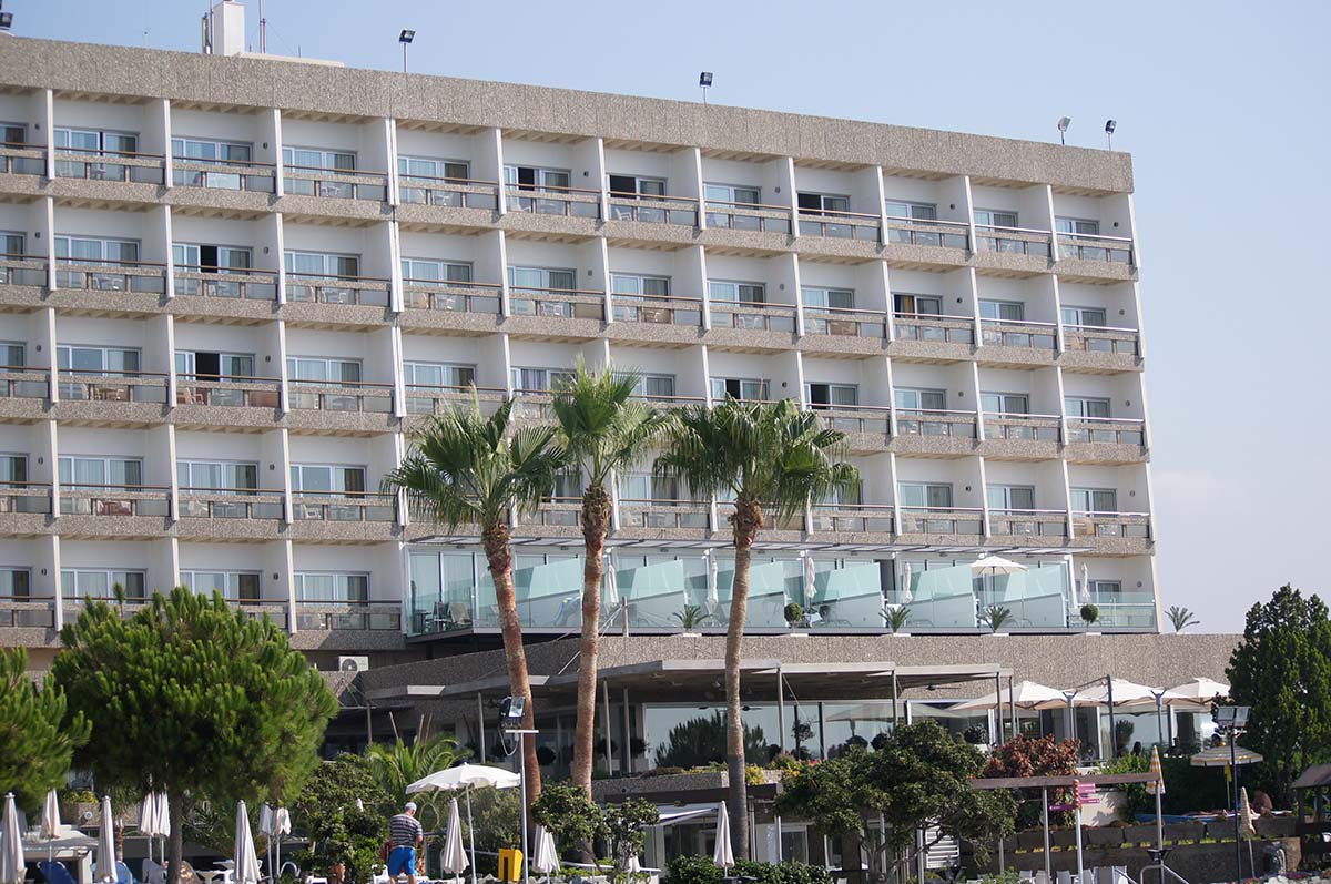 Фасад отеля. Отель Crowne Plaza. Limassol.